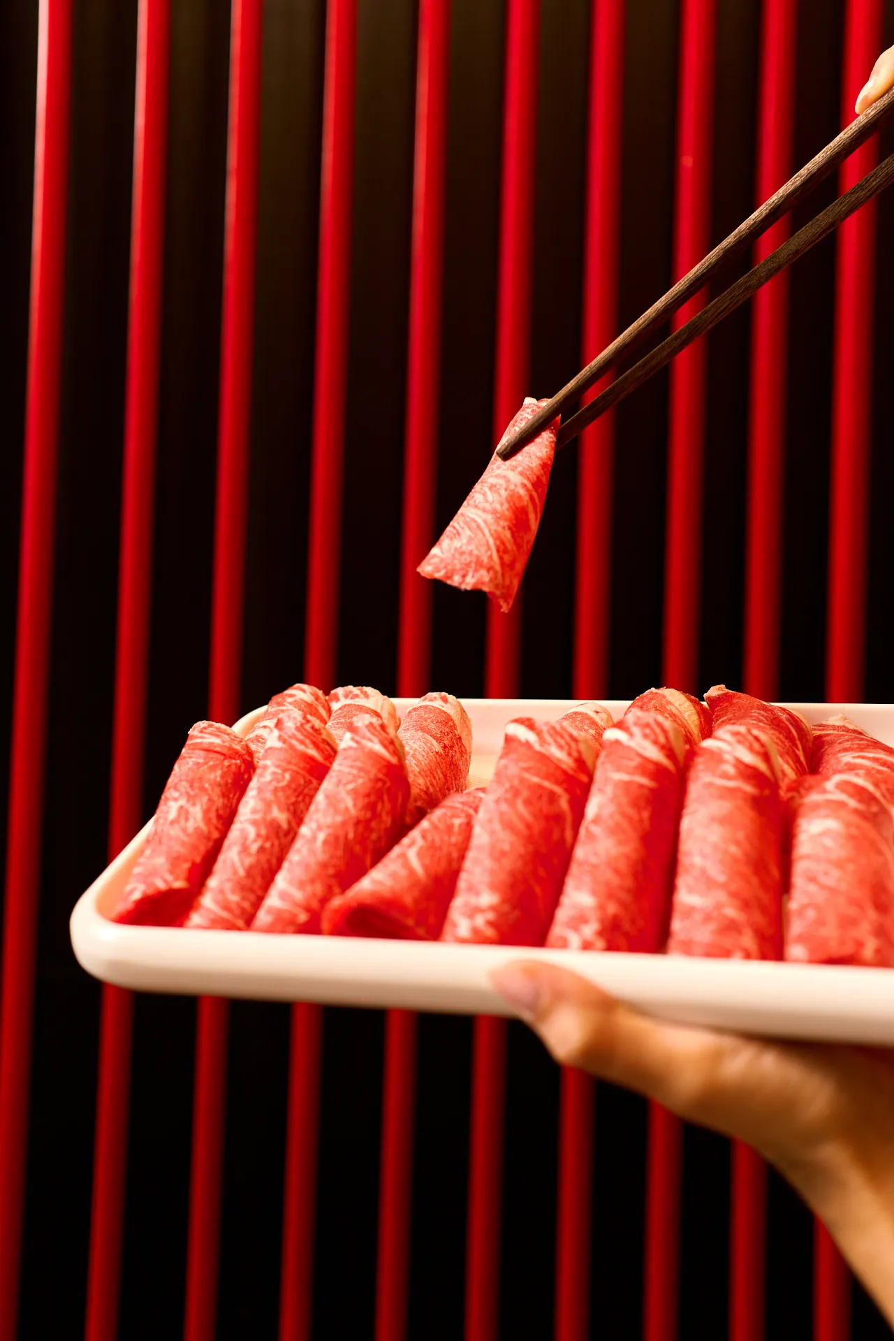 Lonchas de ternera en bandeja con palillos