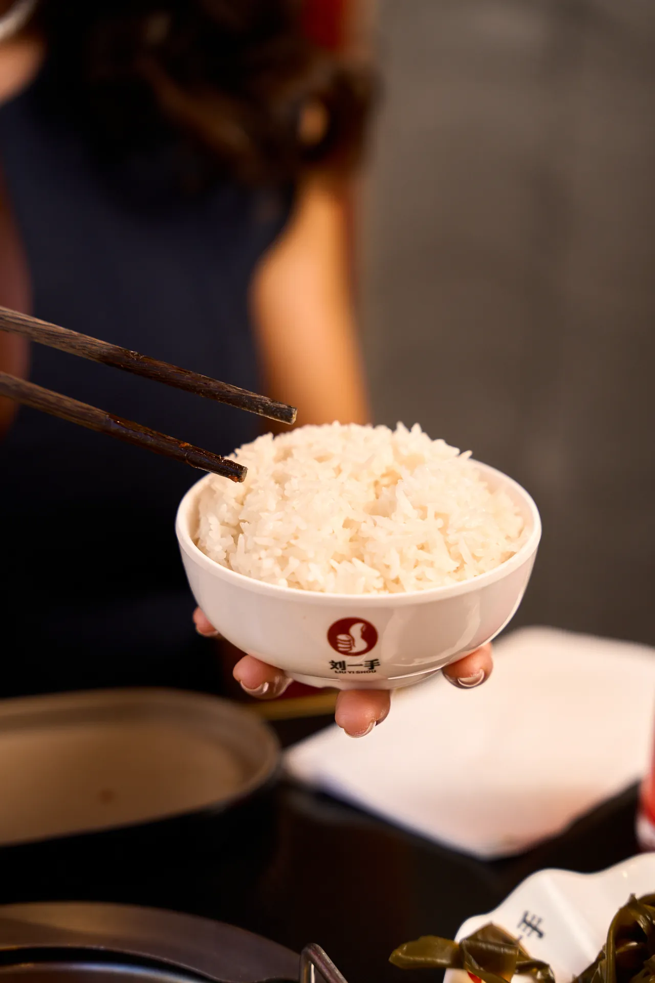 Cuenco de arroz blanco con palillos