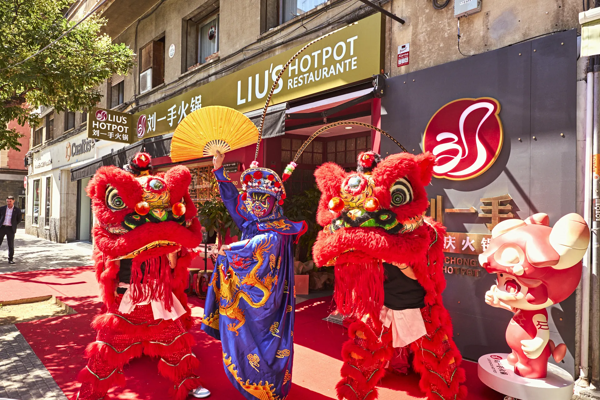 Danza del león en la fachada de Liu’s Hotpot Palma el día de la inauguración