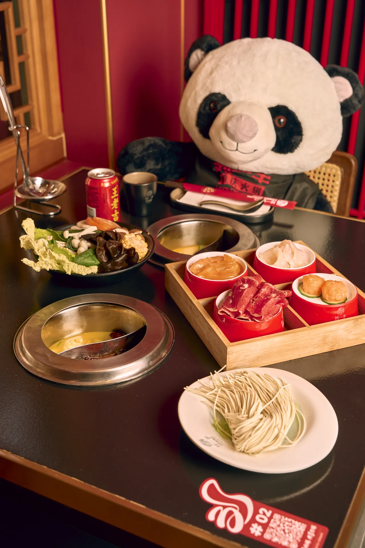 Mesa con bandeja de ingredientes y un panda de peluche