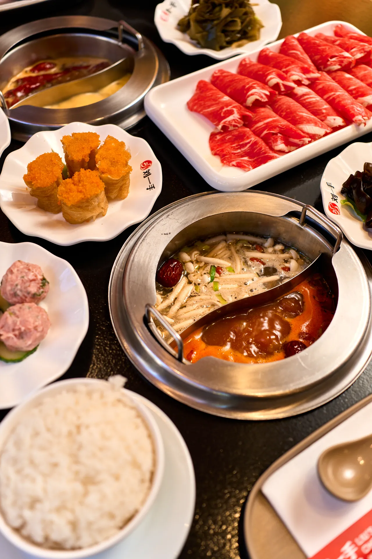 Mesa de Liu’s Hotpot Palma con olla de dos caldos y ingredientes